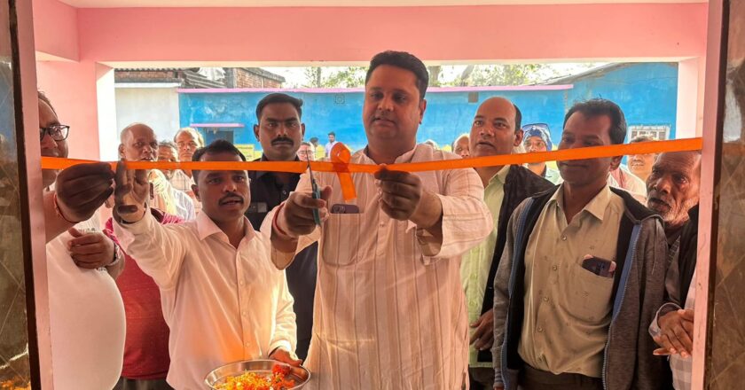 विधायक उमेश पटेल का व्यापक जनसंपर्क अभियान : फूलबंधिया में सतनाम भवन का लोकार्पण, बासनपाली–सोण्डका में ग्रामीणों से सीधी मुलाकात