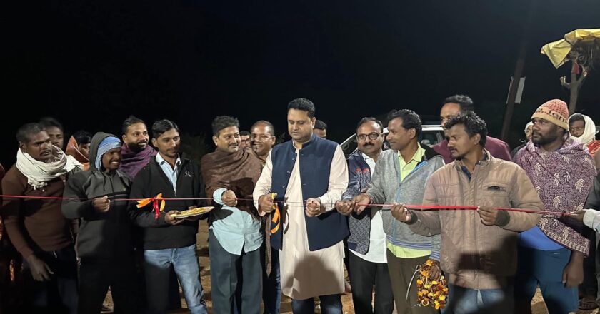 खरसिया विधायक उमेश पटेल ने जैमुरा व पण्डरीपानी में किया जनसंपर्क, किए कई विकास कार्यों का लोकार्पण एवं भूमि पूजन