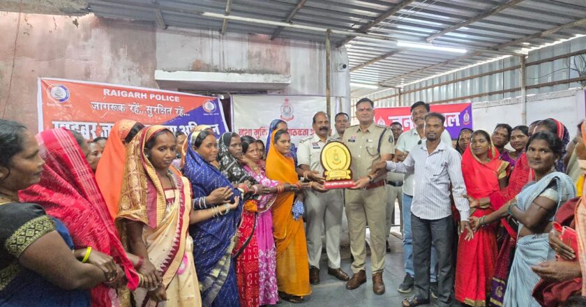 पुलिस की पहल और महिला शक्ति के संकल्प से ग्राम पंचायत दर्रामुड़ा, गुडगहन हुआ नशा मुक्त — जूटमिल पुलिस ने महिला समूह और सरपंच को किया सम्मानित