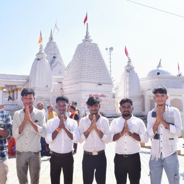 ग्राम दर्रामुड़ा के युवाओं की अमरकंटक यात्रा अविस्मरणीय — गिरीश राठिया ने कहा, “आस्था और प्रकृति ने दी नई ऊर्जा”