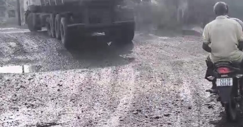 अडानी कंपनी द्वारा सड़क निर्माण न किए जाने पर ग्रामीणों ने आंदोलन की दी चेतावनी