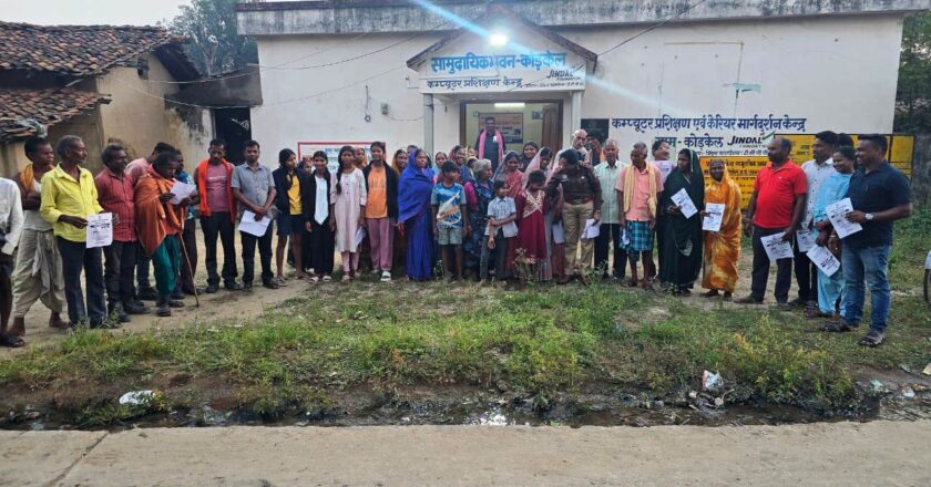 कोड़केल में तमनार पुलिस की जनचौपाल : थाना प्रभारी ने अवैध शराब, साइबर फ्रॉड और यातायात नियमों पर ग्रामीणों को जागरूक किया