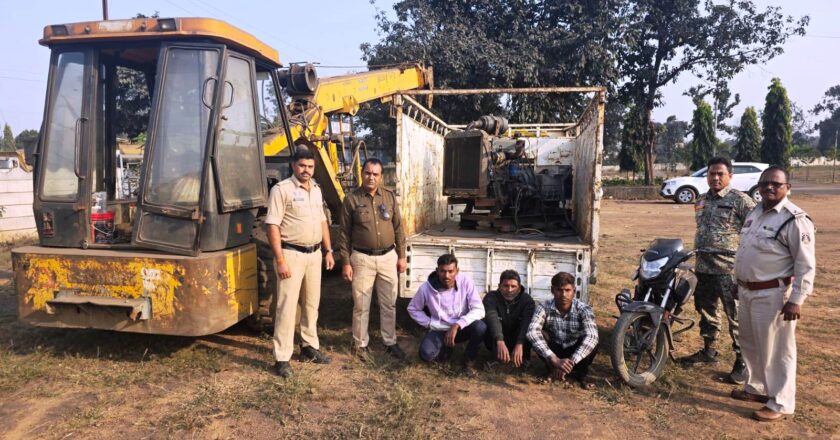 दिमाग हिल जाएगा! रायगढ़ में BSNL टावर से 6 लाख का भारी-भरकम जनरेटर उड़ाने वाले गिरोह का पर्दाफाश! चोरों ने पहले हाइड्रा और पिकअप से की चोरी, फिर ऐसे पकड़ा गया एक-एक बदमाश, पुलिस ने ₹6.44 लाख की संपत्ति के साथ तीन शातिरों को दबोचा