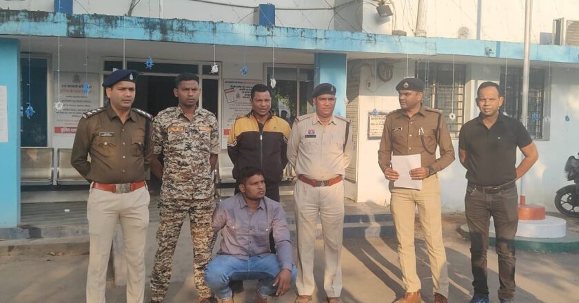 खरसिया के खैरपाली में खून जमा देने वाला डबल मर्डर! पड़ोसी युवक ने पत्थर से कुचला बाप-बेटी का सिर, माँ मौत से लड़ रही, फिर जो हुआ… पुलिस ने 24 घंटे में ऐसे पकड़ा हत्यारा!