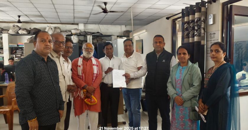 गजानंदपुरम और जीहाईटस कॉलोनीवासियों ने ट्रांसफार्मरों को हटाने और सुरक्षा हेतु बाउंड्रीवॉल के पीछे की झाड़ियों को काटकर, कटीले तार की फेंसिंग करवाने के लिए बिजली विभाग को फिर सौंपा ज्ञापन