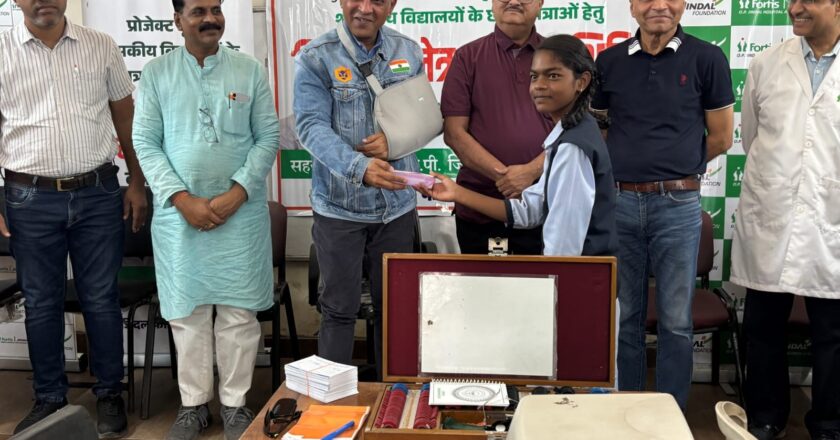 दृष्टि अभियान के तहत बच्चों की आंखों की सेहत सुधार रहा जिंदल फाउंडेशन