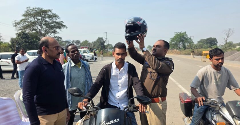 एनएच-49 पर रायगढ़ पुलिस का यातायात जागरूकता अभियान- ब्लैक स्पॉट कांशीचुआ पर बिना हेलमेट दुपहिया चालक पर चालानी कार्यवाही कर बांटे हेलमेट