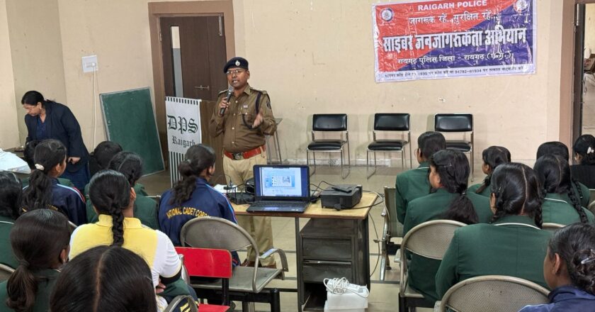 साइबर जागरूकता : डीएसपी अनिल विश्वकर्मा ने दिल्ली पब्लिक स्कूल में छात्रों को बताए ऑनलाइन सुरक्षा के उपाय