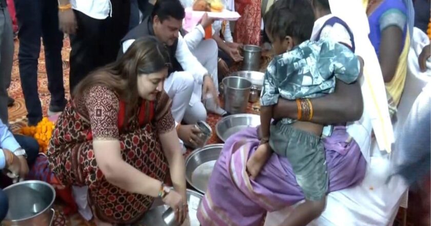 छत्तीसगढ़ में 125 आदिवासियों ने अपनाया हिंदू धर्म, BJP MLA ने खुद धोए सबके पैर