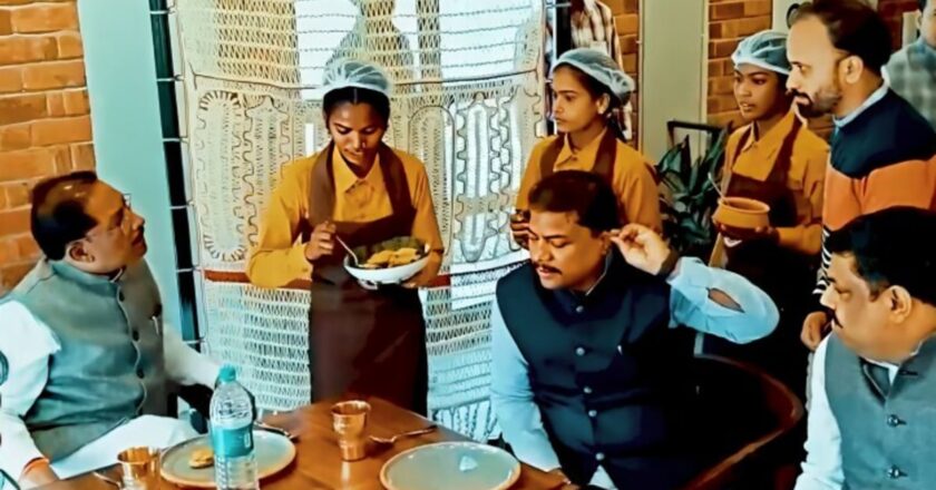 जिन हाथों ने कभी थामी थी बंदूकें,अब कैफे में कॉफी परोस रहे; कमाल की पहल!