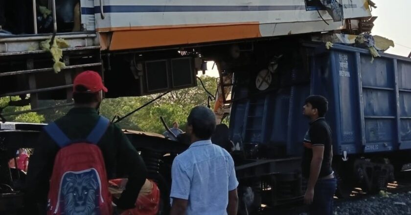 रेड सिग्नल की अनदेखी या… छत्तीसगढ़ में किस चूक के कारण मालगाड़ी से टकराई पैसेंजर ट्रेन?
