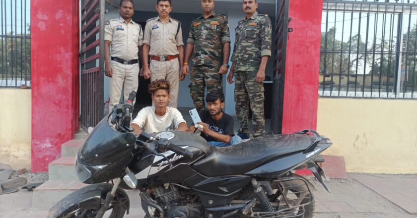 रेलकर्मी से मोबाइल लूटने वाले दो आरोपी गिरफ्तार, त्वरित कार्रवाई में खरसिया पुलिस की बड़ी सफलता