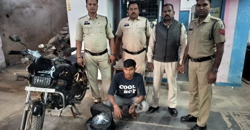 सांगीतराई में जूटमिल पुलिस की दबिश, युवक से 10 लीटर महुआ शराब और बाइक जब्त — आरोपी आबकारी एक्ट में गया जेल