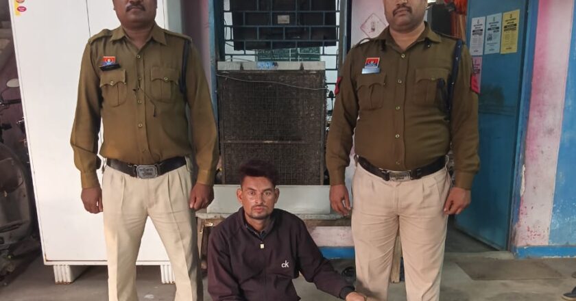 जूटमिल पुलिस की कार्रवाई, कांशीराम चौक से 10 लीटर अवैध महुआ शराब जब्त