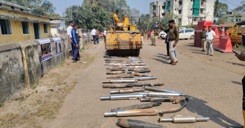 रायगढ़ यातायात पुलिस की बड़ी कार्रवाई, रोड़ रोलर से नष्ट कराया 200 मॉडिफाई साइलेंसर