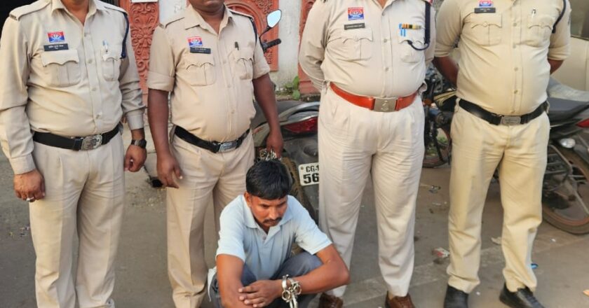 राधिका रेसिडेंसी चोरी का आरोपी गिरफ्तार, जूटमिल पुलिस ने कराया घटनास्थल पर रिक्रिएशन