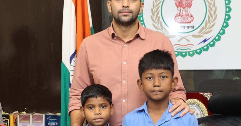 बालवीर राकेश और आर्यन का कलेक्टर ने किया सम्मान