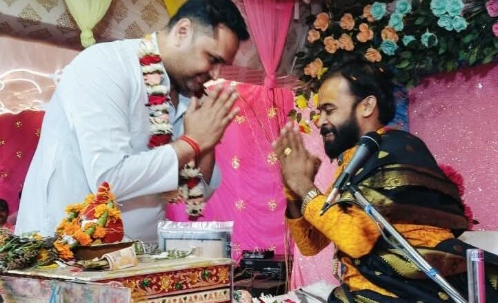 खरसिया विधायक उमेश पटेल ने लिया व्यासपीठ का आशीर्वाद, ग्राम बड़े देवगांव में श्रीमद्भागवत कथा में हुए शामिल