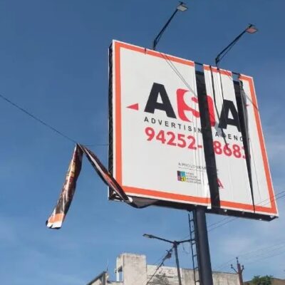 खरसिया गौरव पथ पर फटे बैनर और होर्डिंग से सुरक्षा संकट, नागरिकों ने प्रशासन से तत्काल कार्रवाई की मांग की