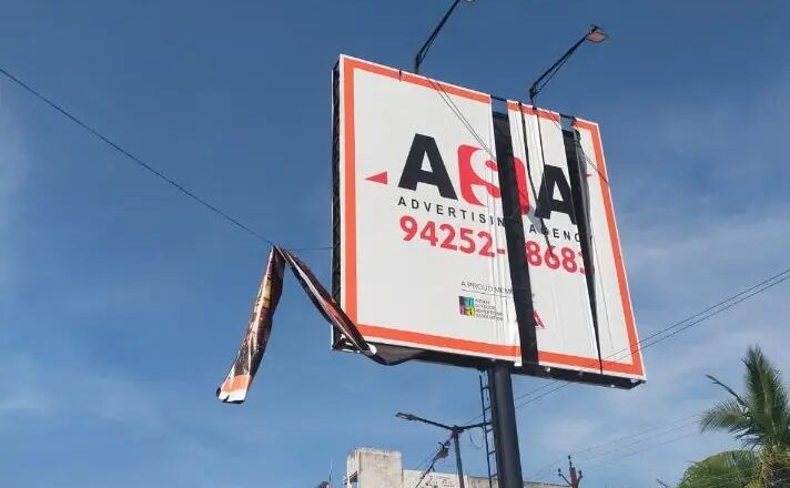 खरसिया गौरव पथ पर फटे बैनर और होर्डिंग से सुरक्षा संकट, नागरिकों ने प्रशासन से तत्काल कार्रवाई की मांग की