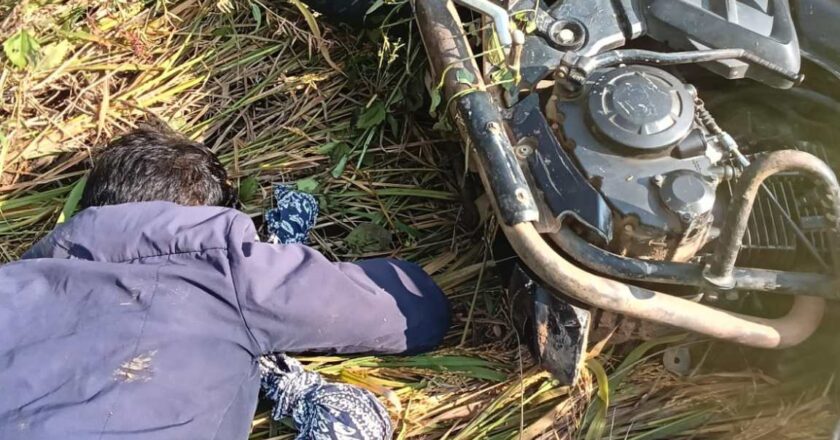 रहस्यमयी मौत! दशकर्म के बाद लौट रहे युवक का शव खेत में मिला