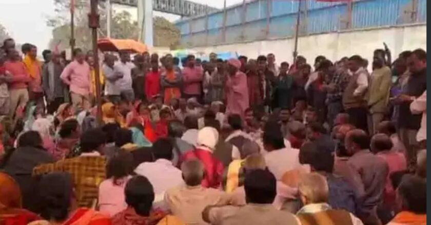 फर्जी जनसुनवाई का आरोप, तमनार में 14 गांव के लोगों का तीसरे दिन भी धरना जारी.. औद्योगिक वाहनों की आवाजाही ठप, उमेश पटेल ने कहा – विधानसभा में उठेगा मुद्दा