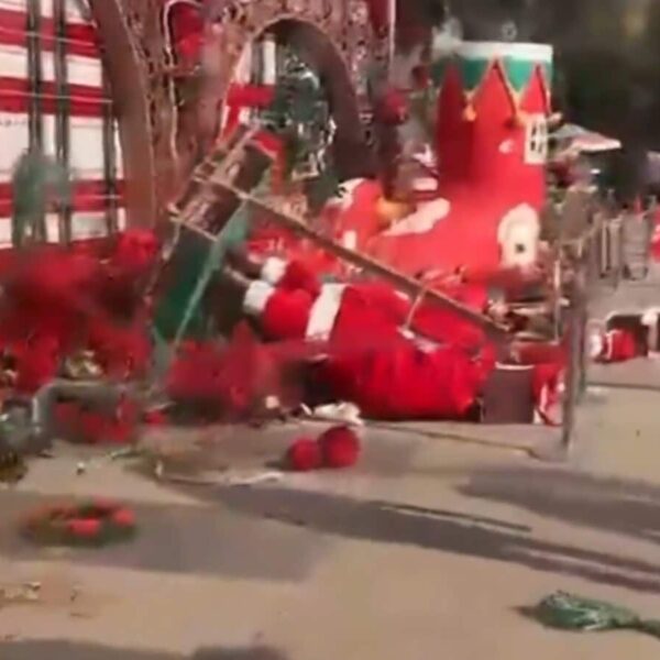 रायपुर के मैग्नेटो मॉल में भीड़ ने मचाया उत्पात, क्रिसमस डेकोरेशन को उजाड़ा