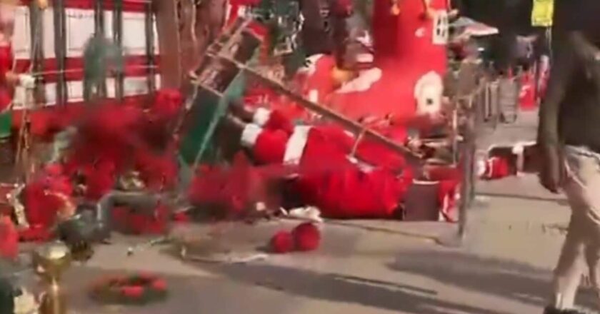 रायपुर के मैग्नेटो मॉल में भीड़ ने मचाया उत्पात, क्रिसमस डेकोरेशन को उजाड़ा