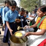 66 रुपये में कैसे गुजारा करें; CG के सरकारी स्कूलों के रसोइए नाराज, सरकार से ये मांग