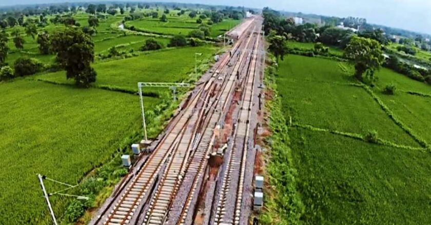 रेलवे लाईन से वायर और फिटिंग सामग्री ले भागे चोर, कांटाघर का ताला तोड़कर सामान किया पार