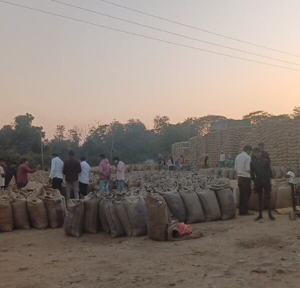 धान खरीदी में बड़ा खेल! बानीपाथर केंद्र में किसानों से 2–3 किलो ज्यादा तौल, क्या प्रबंधक पर गिरेगी गाज?