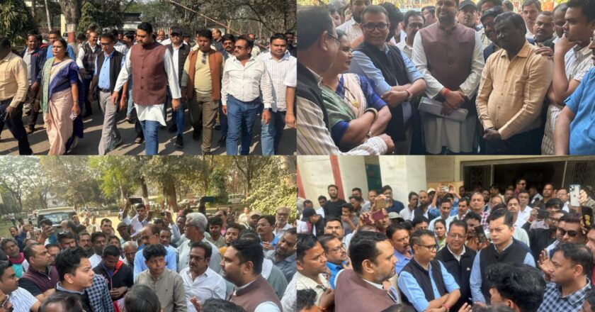 सत्यापन के लिए किसान काट रहा चक्कर, टोकन नहीं कट रहे, किसानों के साथ कलेक्टोरेट पहुंचे उमेश पटेल