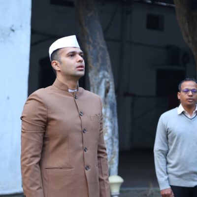 कलेक्टर श्री मयंक चतुर्वेदी ने बंगला परिसर में फहराया राष्ट्रीय ध्वज