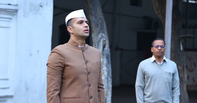 कलेक्टर श्री मयंक चतुर्वेदी ने बंगला परिसर में फहराया राष्ट्रीय ध्वज