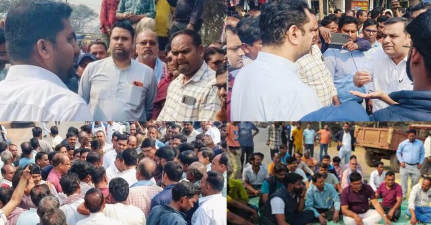 टोकन नहीं कटने से किसानों ने किया कोतरा धान मंडी के बाहर चक्काजाम