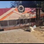 कुत्ते को बचाने यात्री बस पलटी, 1 महिला गंभीर, चालक फरार