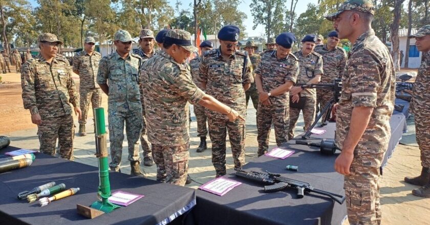 छत्तीसगढ़ में चार नक्सलियों ने हथियारों के साथ किया आत्मसमर्पण, घोषित था कुल इतने लाख रुपए का इनाम