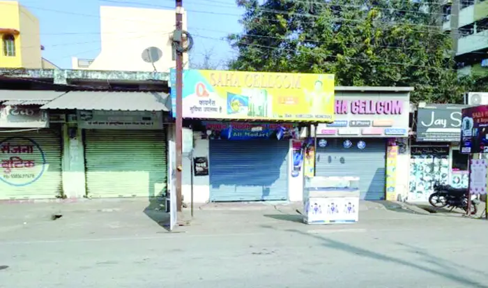 मोबाईल दुकान का ताला तोडक़र लाखों की चोरी