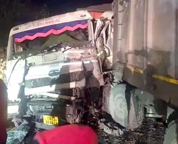ट्रेलर की टक्कर से हाईवा चालक की मौत