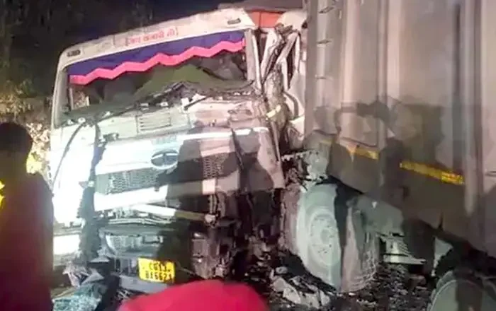 ट्रेलर की टक्कर से हाईवा चालक की मौत