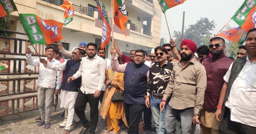बजट पेश होते ही भाजपा कार्यालय में जश्न आतिशबाजी व मिठाई वितरण