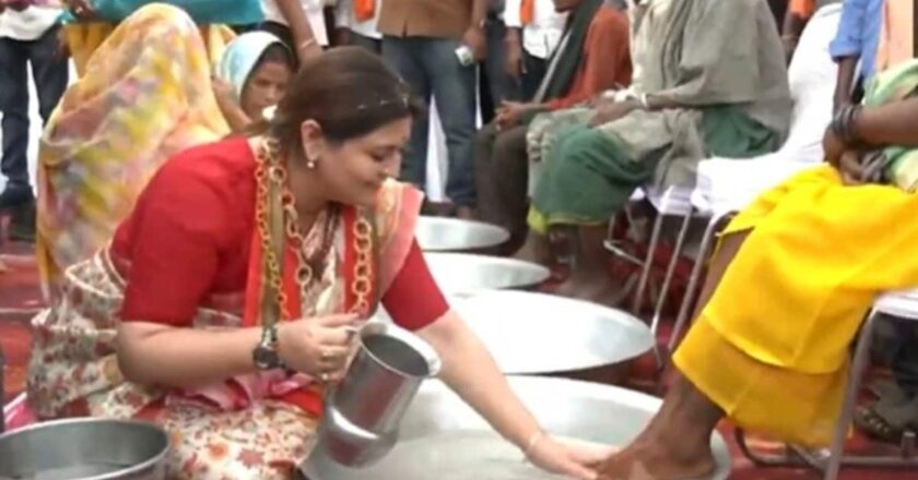 छत्तीसगढ़ में 66 आदिवासियों ने की ‘घर वापसी’; BJP विधायक भावना बोहरा ने चरण धोकर किया स्वागत