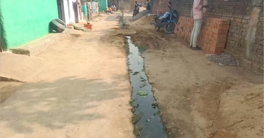 खरसिया के ठुसेकेला ग्राम पंचायत में विकास का नया मॉडल, बीच सड़क को खोद कर बना दिया नाली