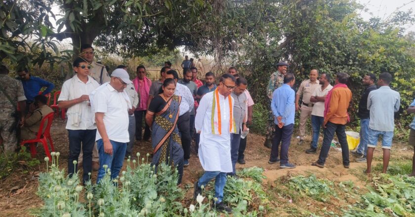 अफीम की खेती देखने जिला अध्यक्ष नगेन्द्र नेगी के नेतृत्व में तमनार पहुंचे कांग्रेस का प्रतिनिधिमंडल