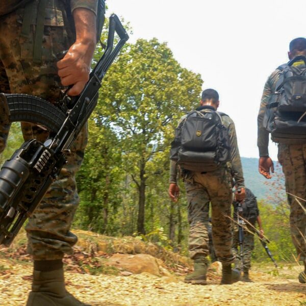 छत्तीसगढ़ में आखिरी सांसे गिन रहे नक्सलवाद पर एक और चोट, महिला समेत 3 नक्सलियों का आत्मसमर्पण