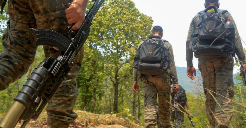 छत्तीसगढ़ में आखिरी सांसे गिन रहे नक्सलवाद पर एक और चोट, महिला समेत 3 नक्सलियों का आत्मसमर्पण