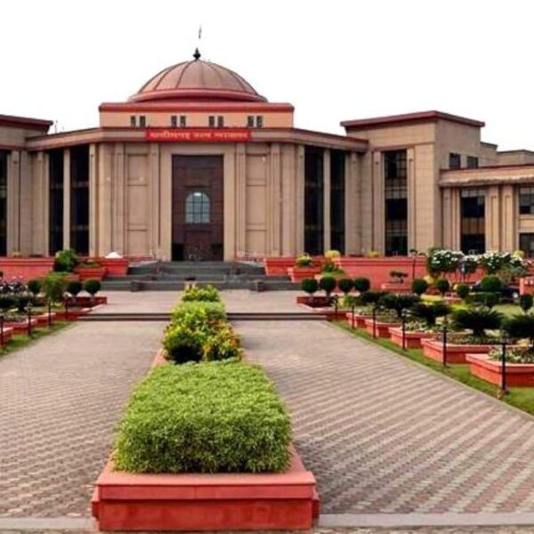 स्कूली बच्चों से करवाई मजदूरी, उठवाई रेत और सीमेंट; छत्तीसगढ़ हाई कोर्ट ने लिया सख्त संज्ञान