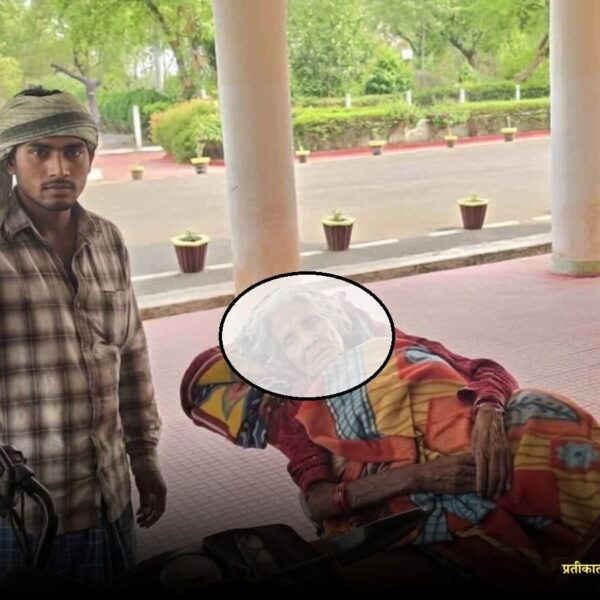 सिस्टम पर सवाल; कबीरधाम में बाइक पर खाट बांध पत्नी को लेकर इलाज के लिए भटका पति