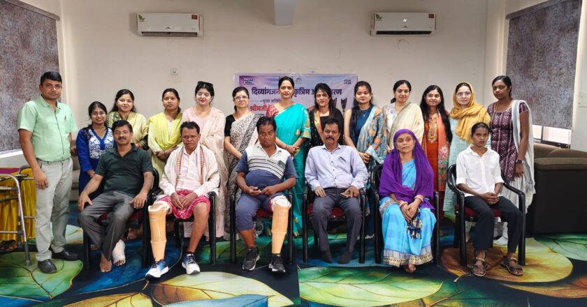 समावेशी समाज गठन की दिशा में एनटीपीसी लारा द्वारा दिव्यांगजनों को कृत्रिम अंग वितरण