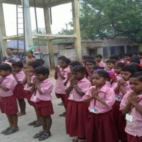 CG सरकार ने स्कूलों में अनिवार्य कीं गायत्री मंत्र समेत 10 प्रार्थनाएं, बच्चों को हर रोज होगा गाना; कांग्रेस को आपत्ति